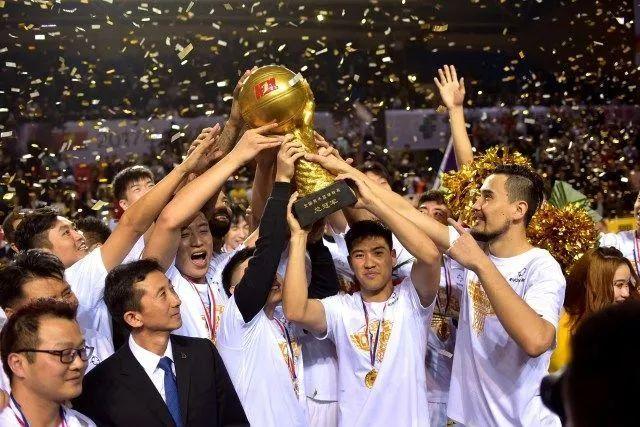 朗佐·鲍尔的NBA旅程：三次手术后的沉重抉择